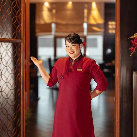 콘라드 카이로 호텔&카지노 외부 사진 A hotel hostess in Vietnam