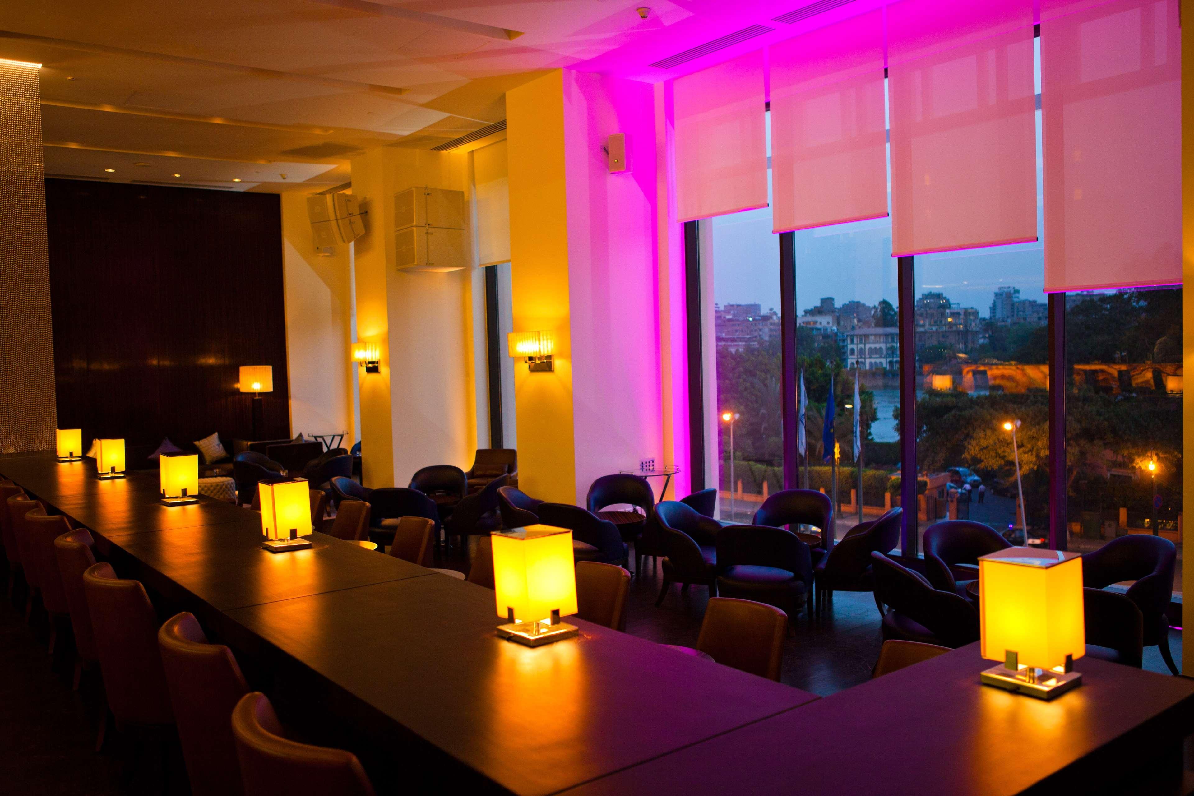 콘라드 카이로 호텔&카지노 외부 사진 The lounge at the 100th floor