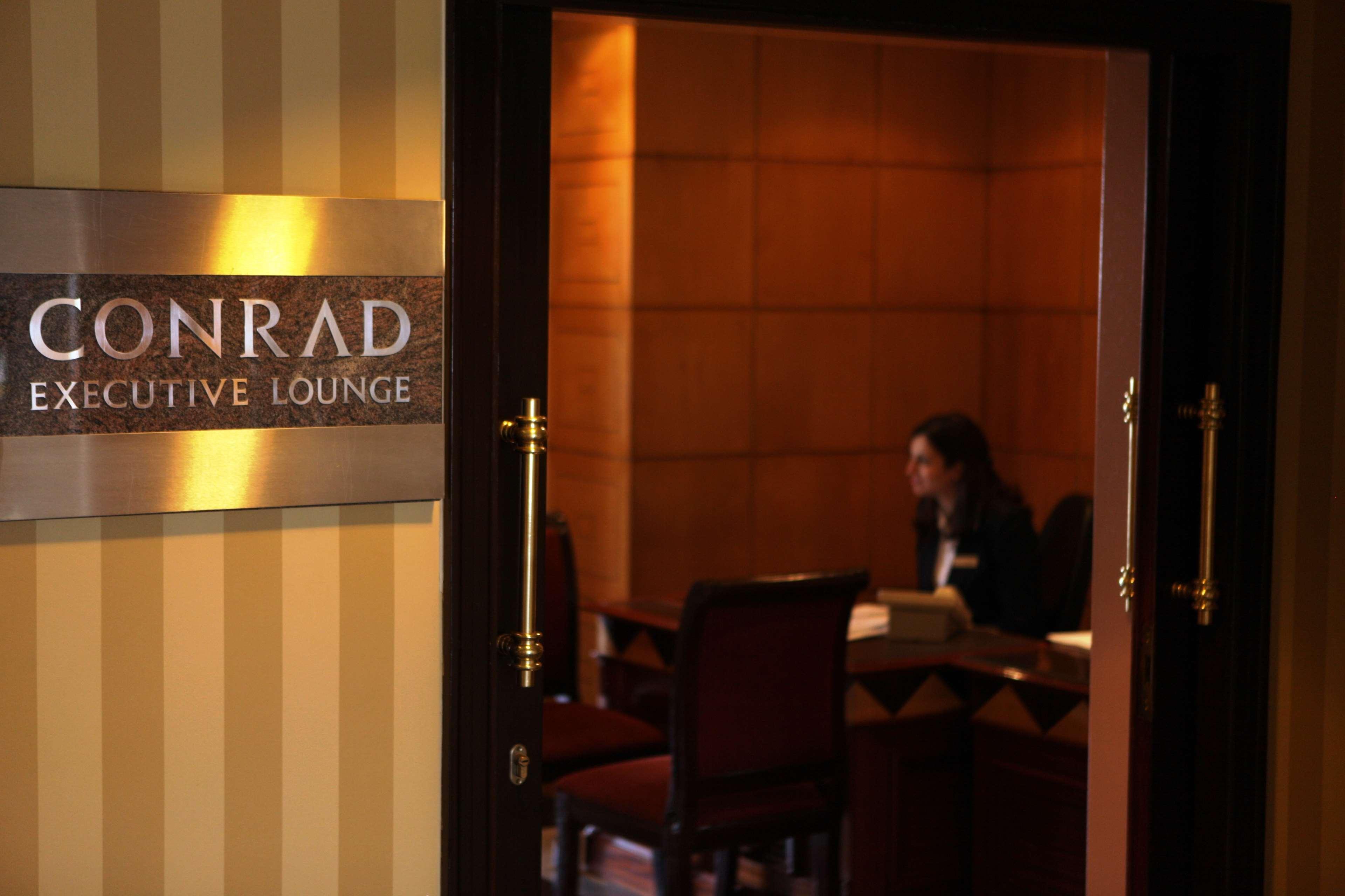 콘라드 카이로 호텔&카지노 외부 사진 Conrad Executive Lounge at Hong Kong International Airport