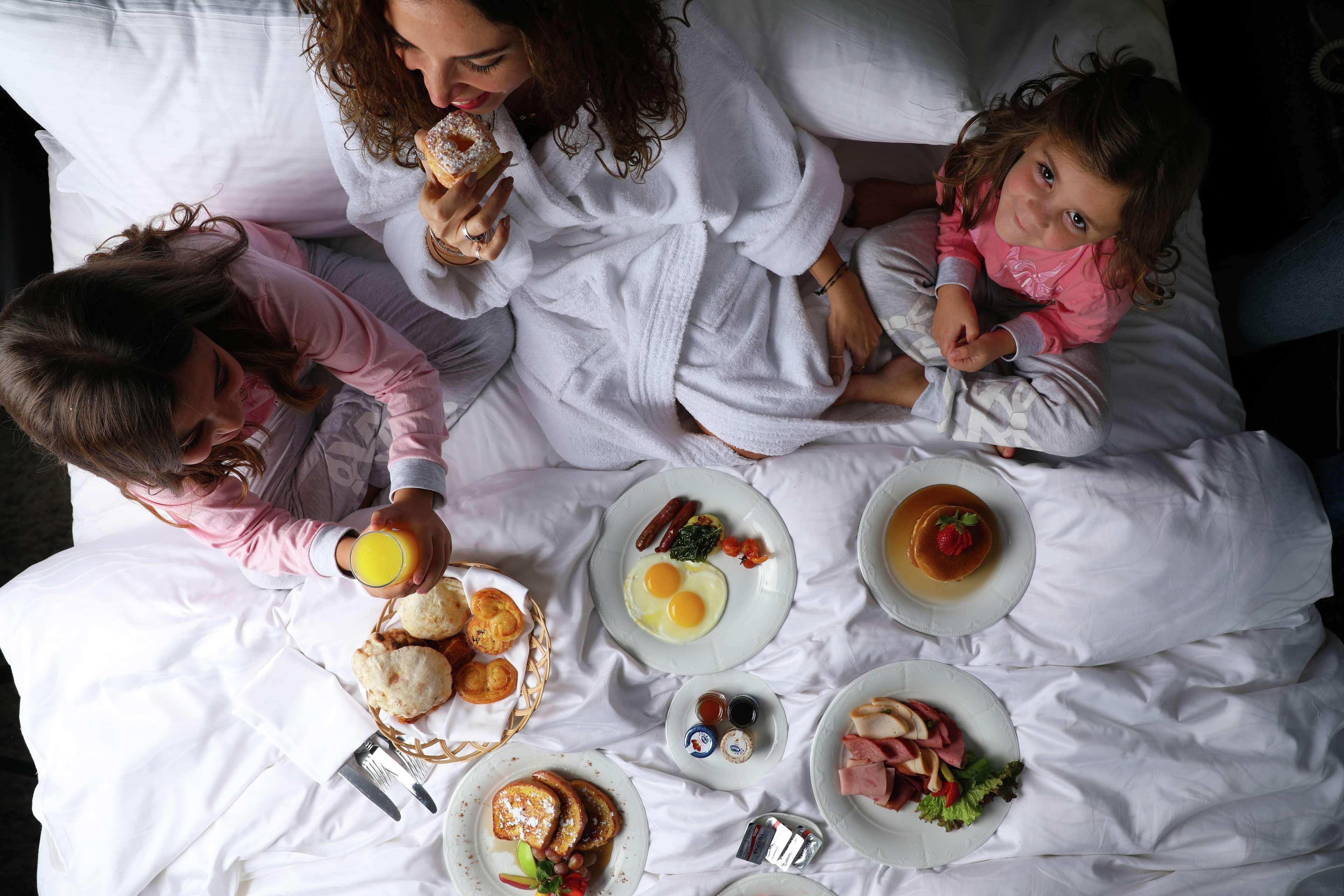 콘라드 카이로 호텔&카지노 외부 사진 A family breakfast in bed
