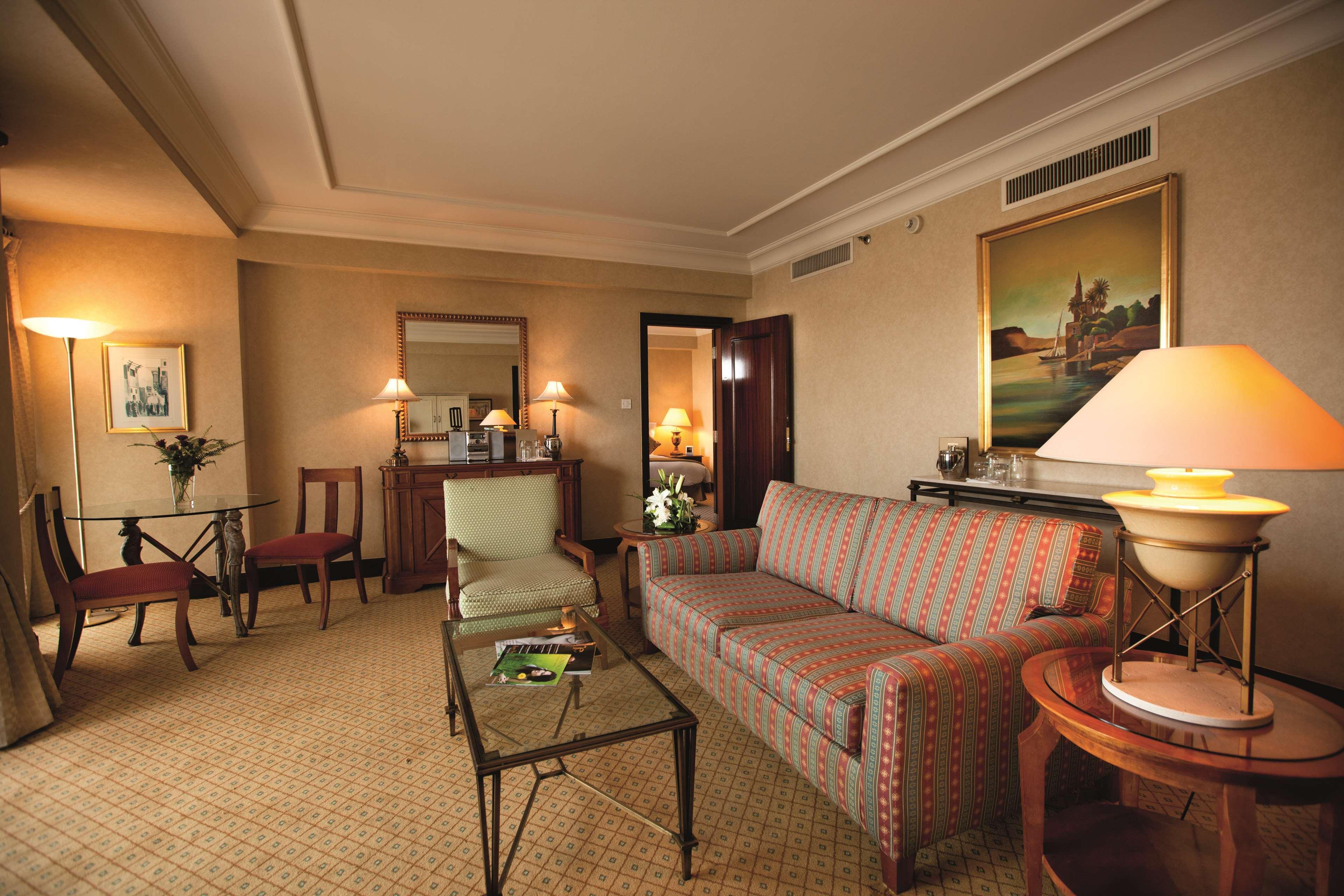 콘라드 카이로 호텔&카지노 외부 사진 A suite at the Four Seasons Hotel, Cairo