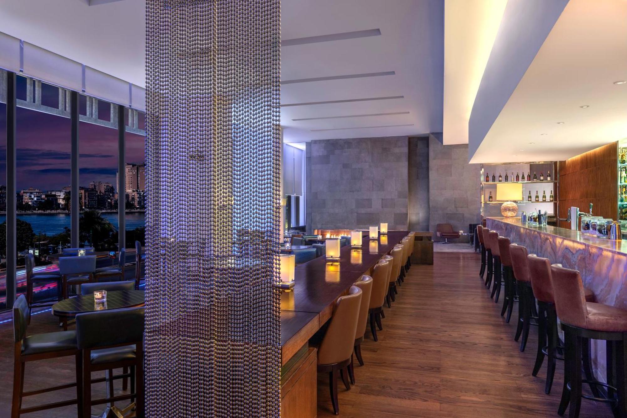 콘라드 카이로 호텔&카지노 외부 사진 The bar at the 101 bar