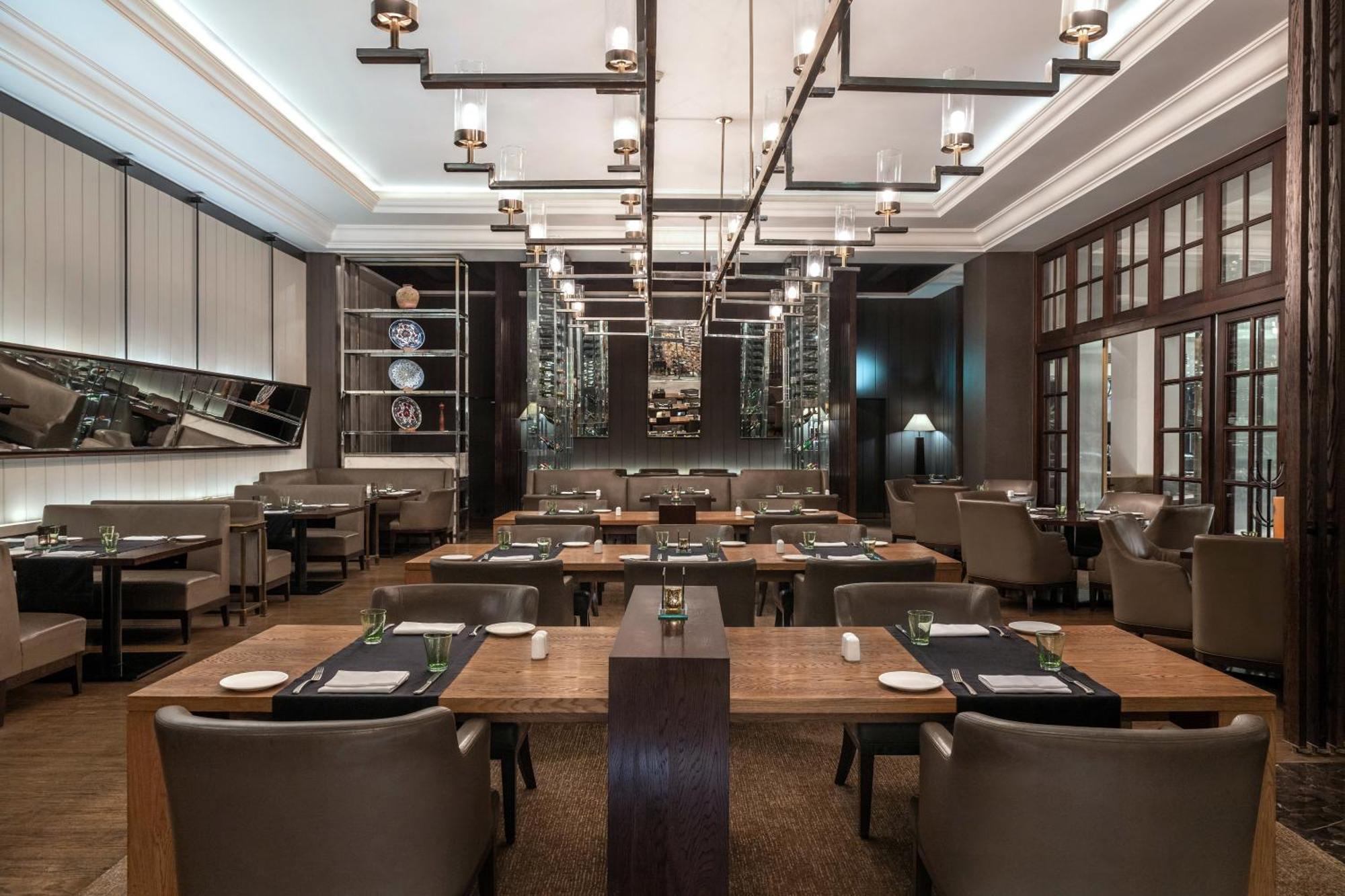 콘라드 카이로 호텔&카지노 외부 사진 The interior of the restaurant in 2018
