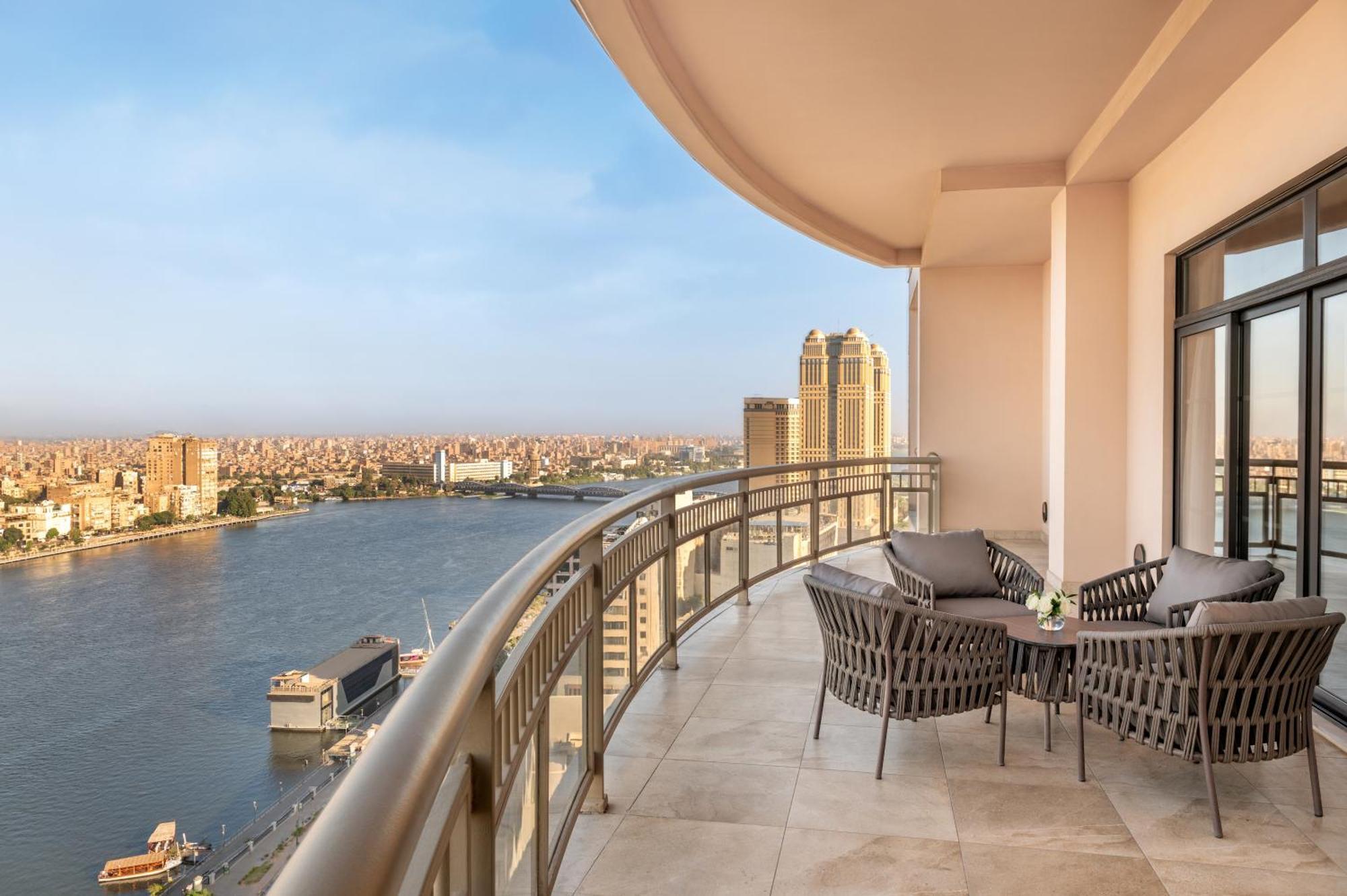 콘라드 카이로 호텔&카지노 외부 사진 View from the balcony of a suite at the Four Seasons Hotel, Cairo