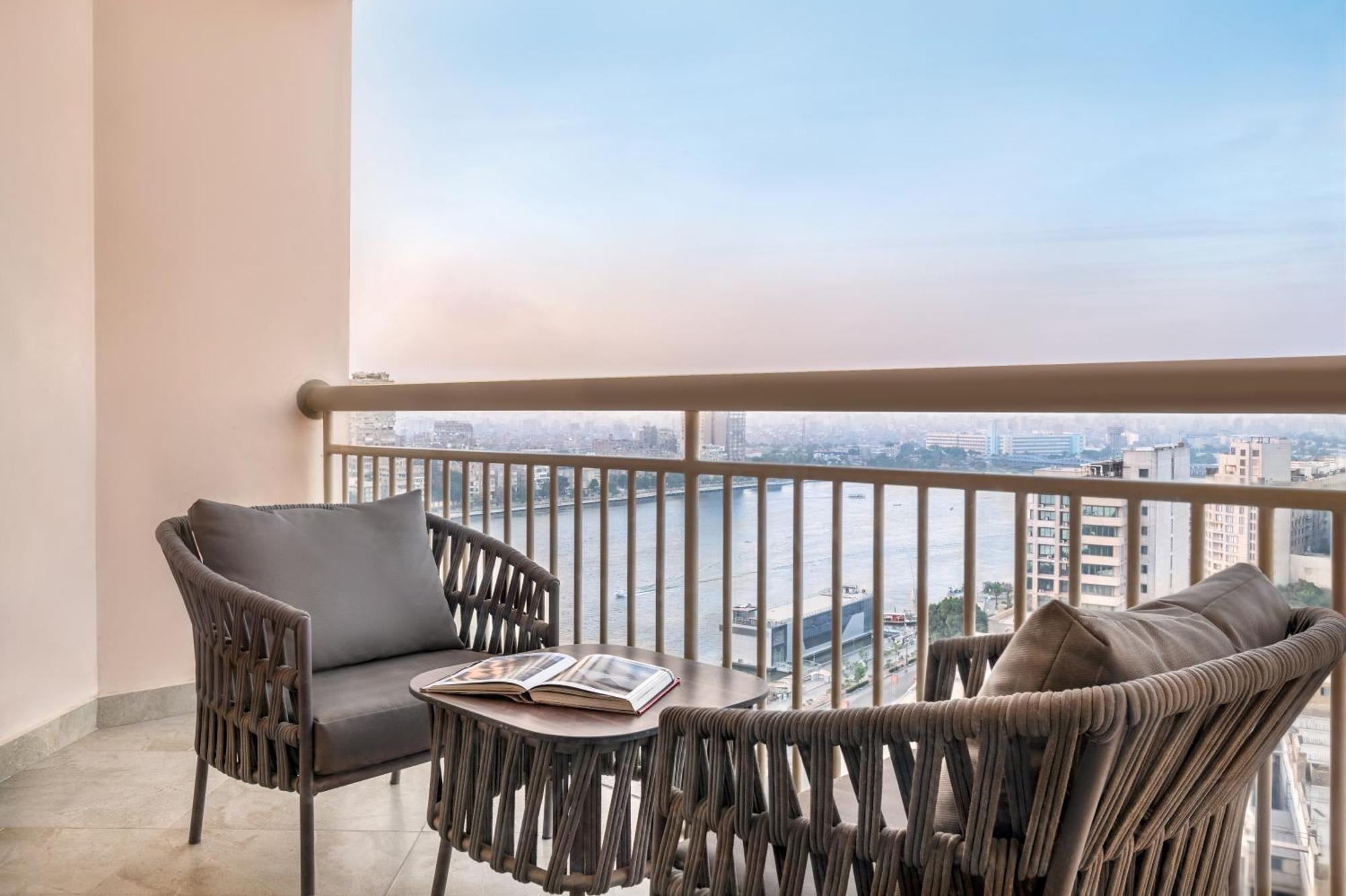 콘라드 카이로 호텔&카지노 외부 사진 Balcony